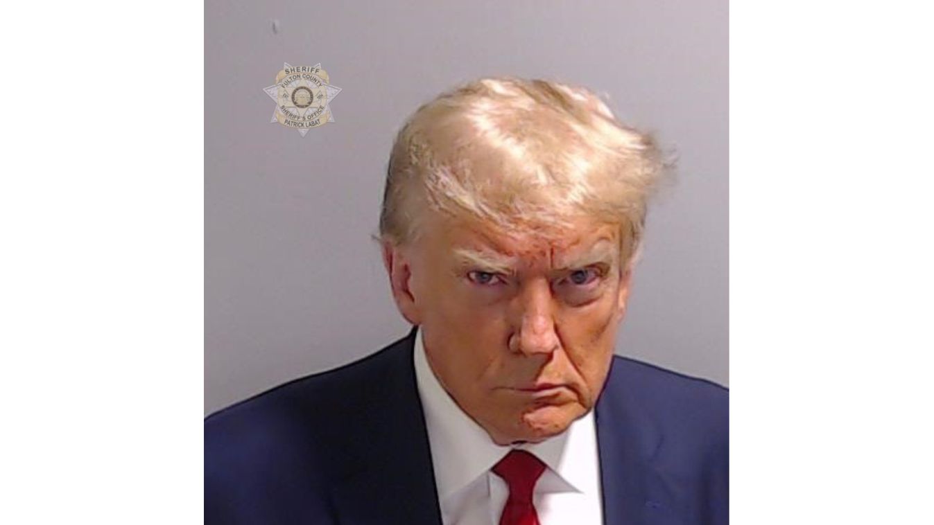 Az amerikai történelem folyamán először készült mug shot (bűnügyi fotó) jelenlegi, vagy korábbi elnökről. Donald Trump egykori republikánus elnökről Georgia államban készült kép 2023.08.24-én. (Forrás: Donald Trump Jr. / Twitter)