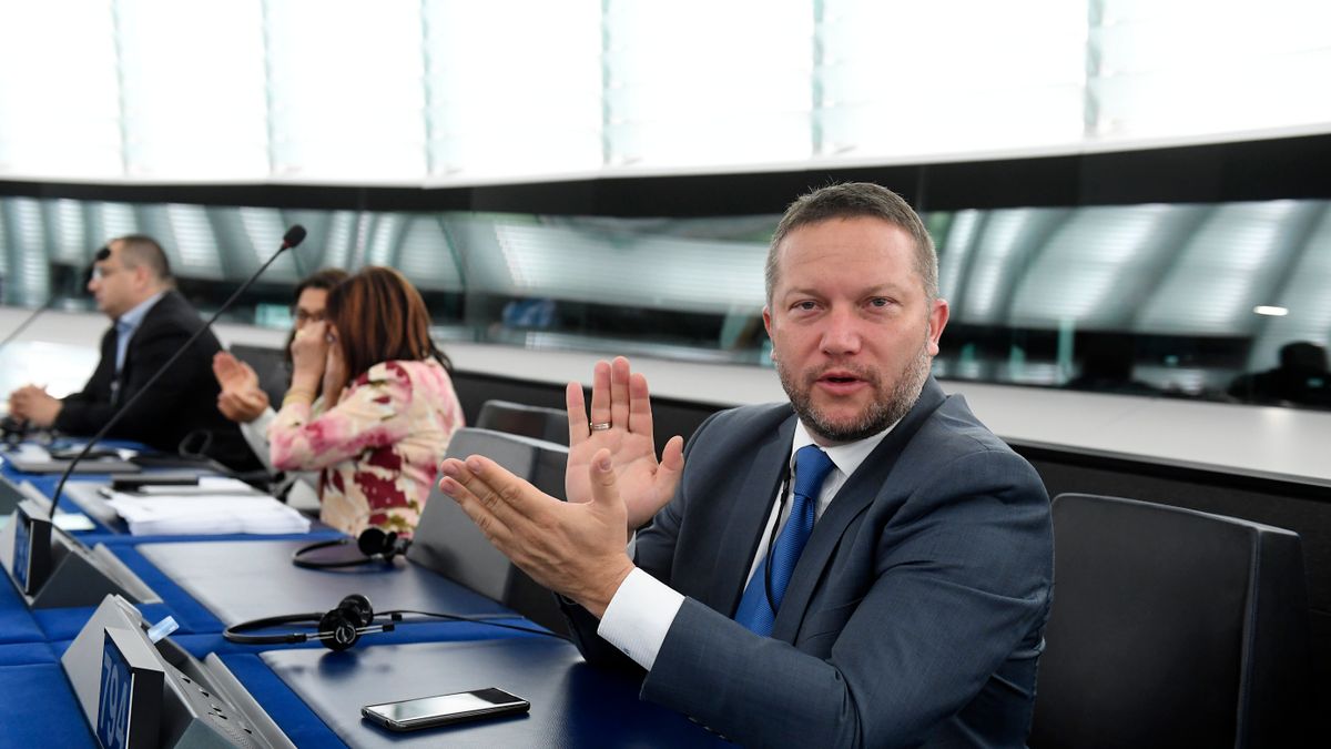 Ujhelyi váratlan húzása: véresen komolyan veszi Orbán megbuktatását