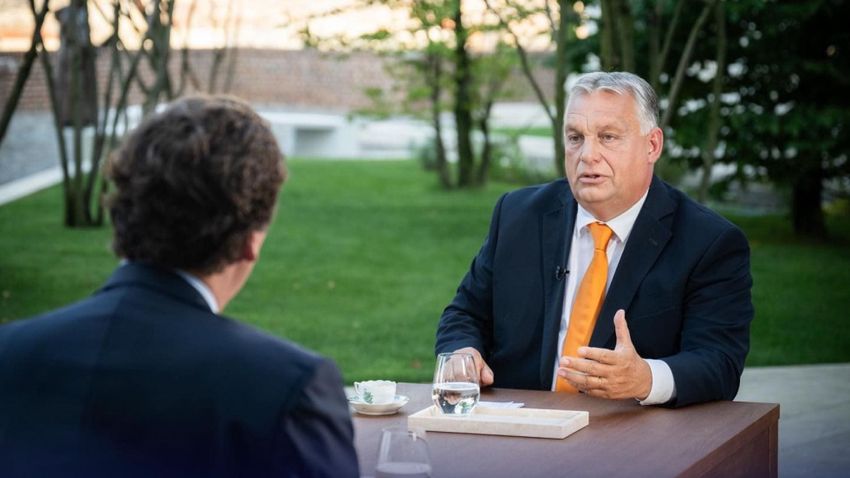 Orbán Viktor Tucker Carlsonnak: Az orosz–ukrán háború megoldásának kulcsa Amerika kezében van