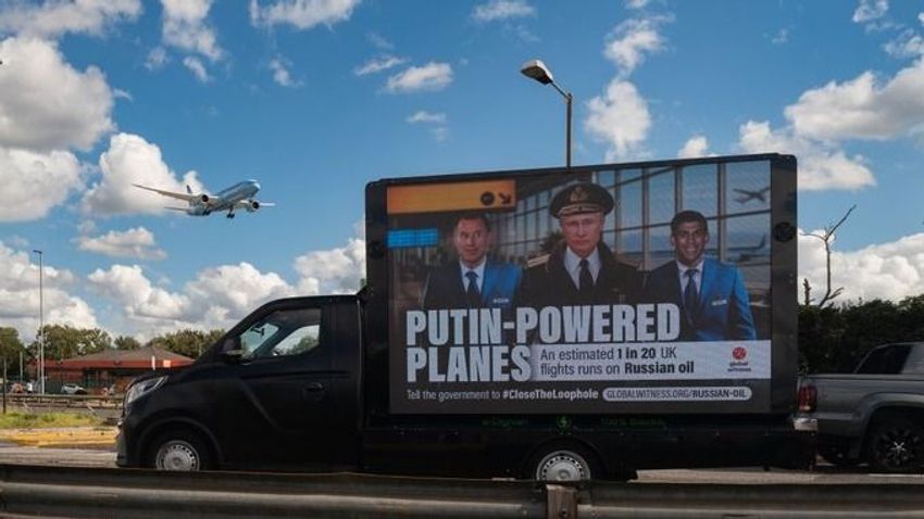 „Putyin a pilóta”: a szankciók ellenére orosz olaj üzemelteti a brit repülők jórészét