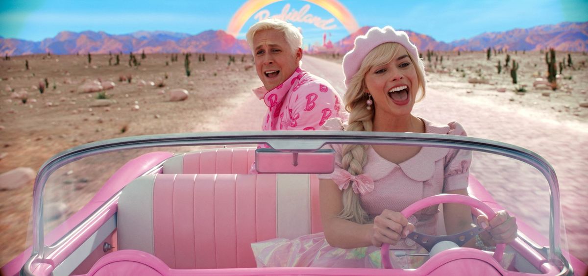 A két főszereplő, Margot Robbie és Ryan Gosling a Barbie-filmben