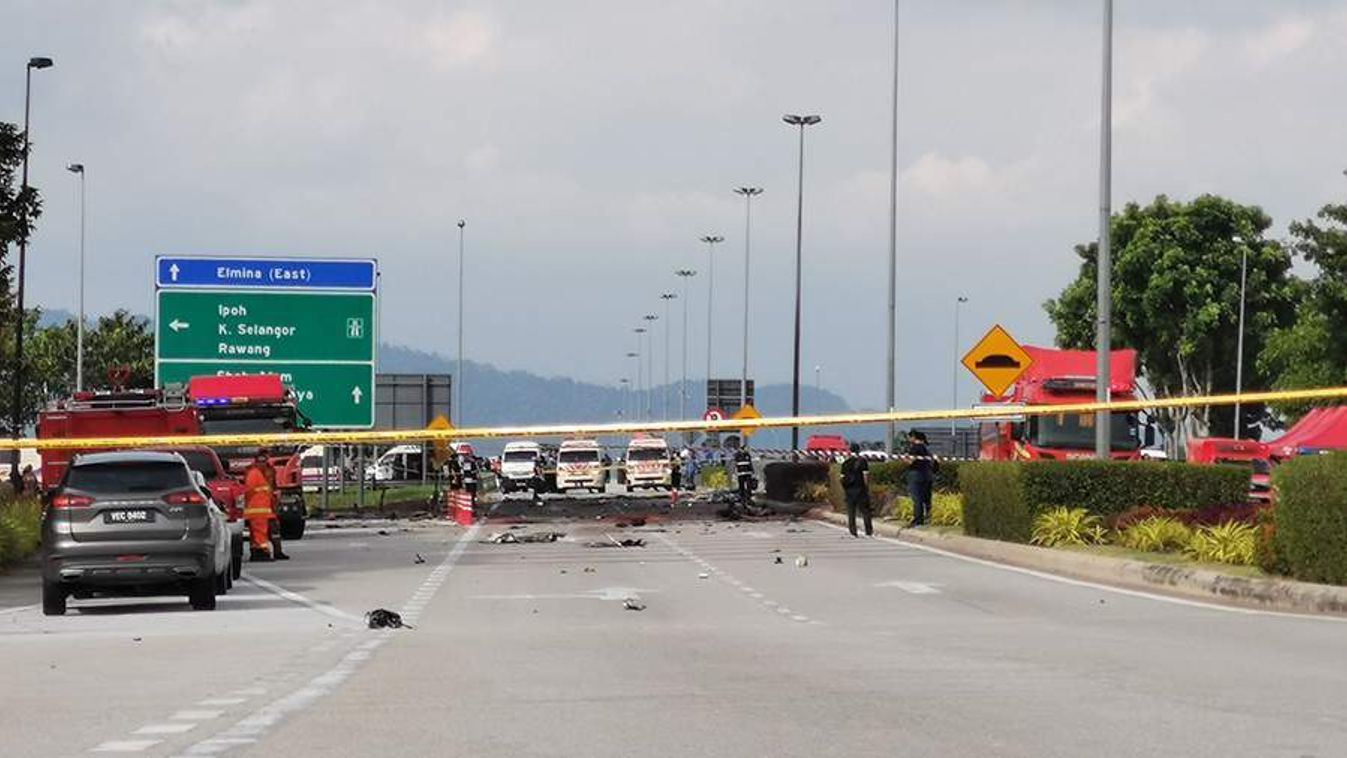 Tíz ember halt meg, miután egy magánrepülőgép csapódott a földbe Malajziában, összeütközve egy motorkerékpárral és autóval, 2023.08.17-én. (Fotó: Voice of Europe / Twitter)