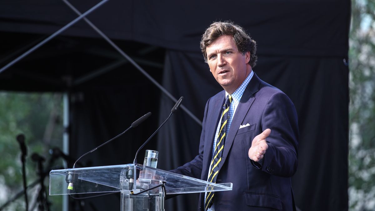 Tucker Carlson ebbe az európai országba utazott a Putyin-interjú után