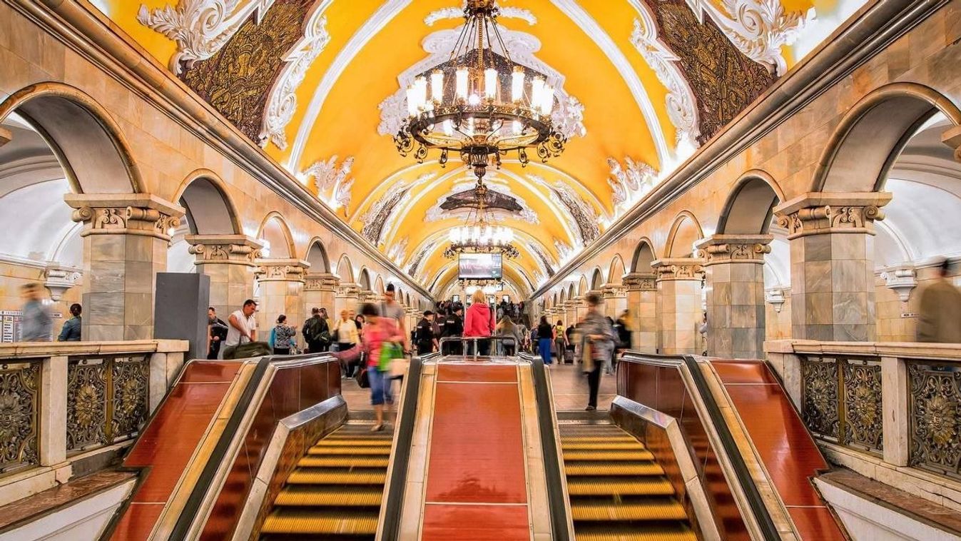 Illusztráció. Az orosz főváros, Moszkva egyik díszes metróállomása. (Fotó: J. V. de Winter / Twitter)
