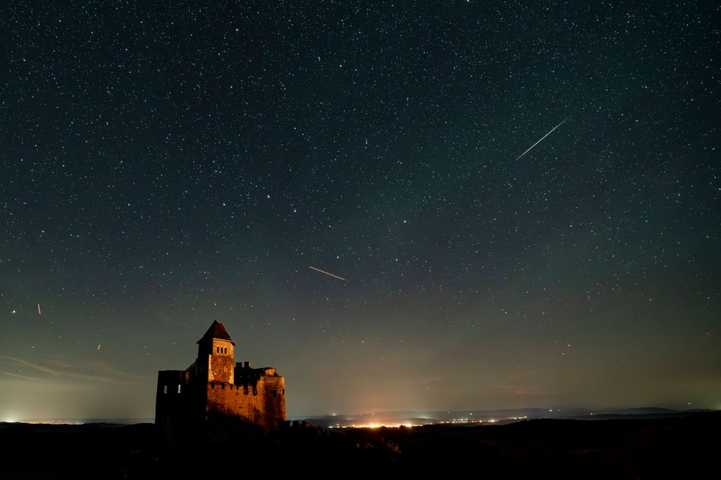 A Perseida meteorraj hullása a hollókői vár felett