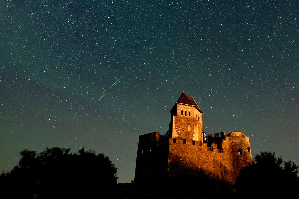 A Perseida meteorraj hullása a hollókői vár felett