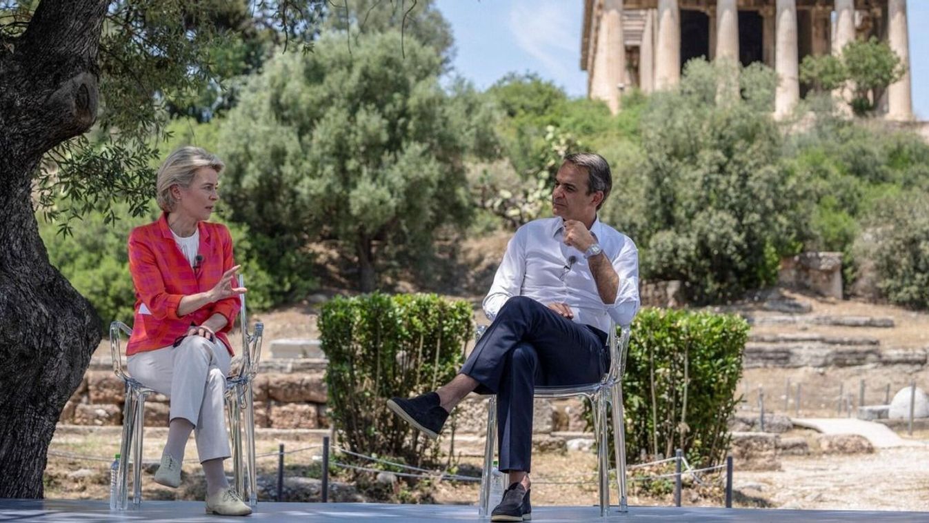 Ursula von der Leyen, az Európai Bizottság elnöke és Kiriákosz Micotákisz görög kormányfő Athénban, 2023.08.15-én. (Fotó: Petros Giannakouris / AFP)