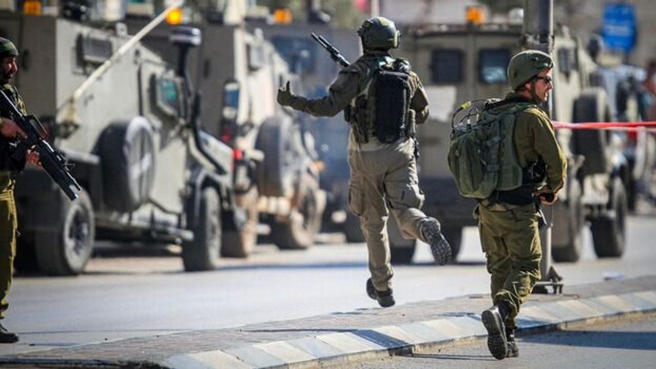 Az Izraeli hadsereg lezárta Huwara környékét, miután két izraelit gyilkoltak meg egy autómosóban, 2023.08.19-én. (Forrás:  החדשות - N12 / Twitter)