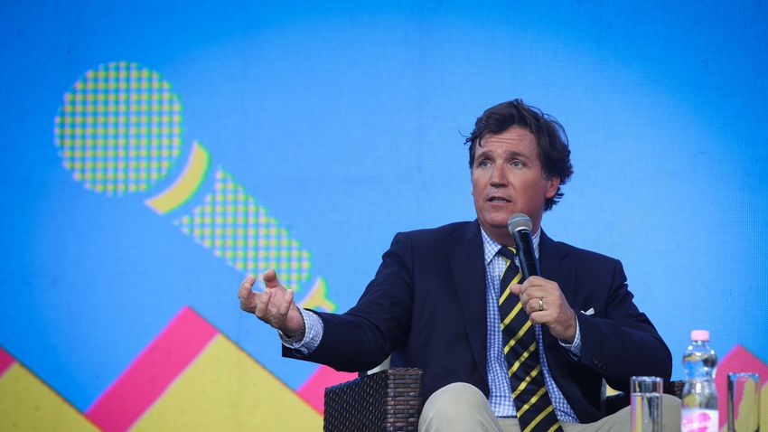 Újabb politikussal készít interjút Tucker Carlson