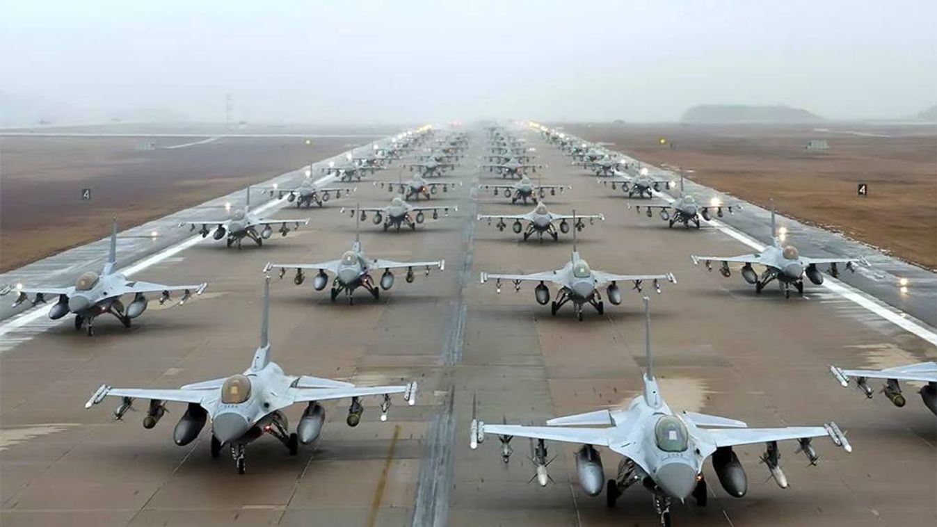 Az amerikai F-16-os harci vadászrepülőgépek több generációja 1974 óta van szolgálatban, sokak szerint ez a típus a legsikeresebb. (Fotó: Clash Report / Twitter)