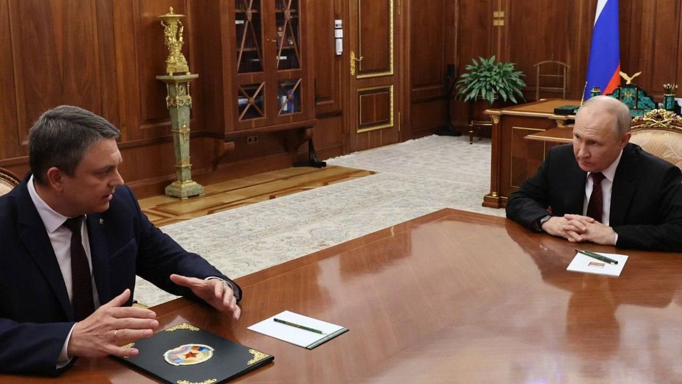 Vlagyimir Putyin megbeszélést folytat Leonyid Pasecsnikkel, a Luhanszki Népköztársaság megbízott vezetőjével (Forrás: Telegram / Kreml)