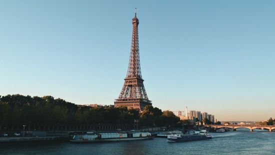 Ejtőernyővel leugrott az Eiffel-toronyról egy hegymászó, letartóztatták