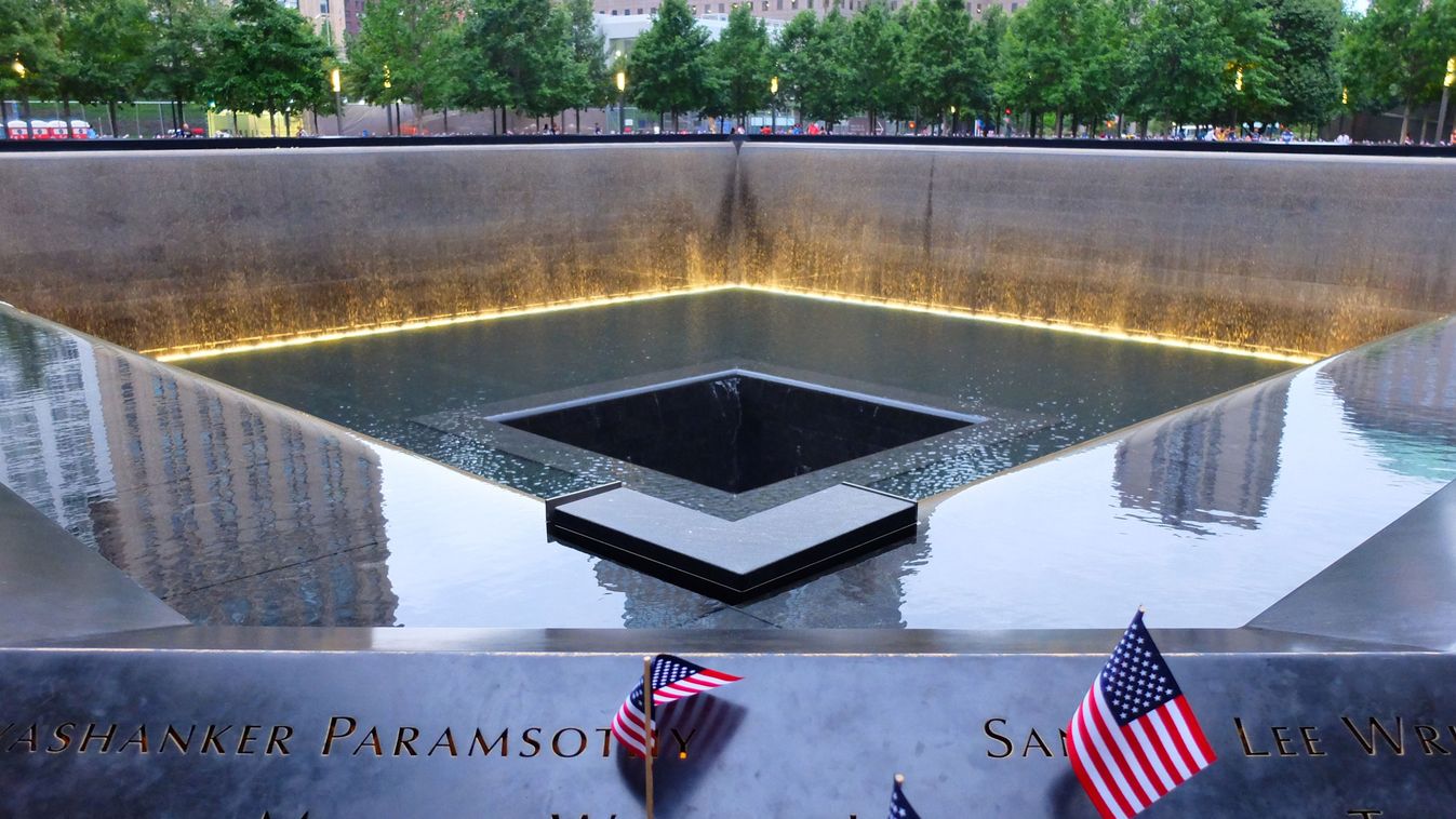 A New York-i szeptember 11-ei emlékmű, az összedőlt ikertornyok egyikének a helyén. A hatalmas emlékmű az áldozatok neveit viseli, ahova a hozzátartozók virágokat, zászlókat tűznek. (Forrás: NewYorkCity.de / Twitter)