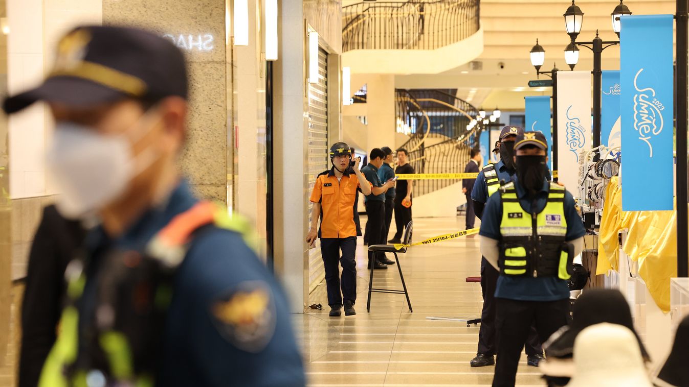 A járdára hajtva gázolt el négy embert, majd egy bevásárlóközpontban késelt meg többeket egy férfi Dél-Koreában, 2023.08.03-án. (Fotó: Heo TaeJin / Twitter)