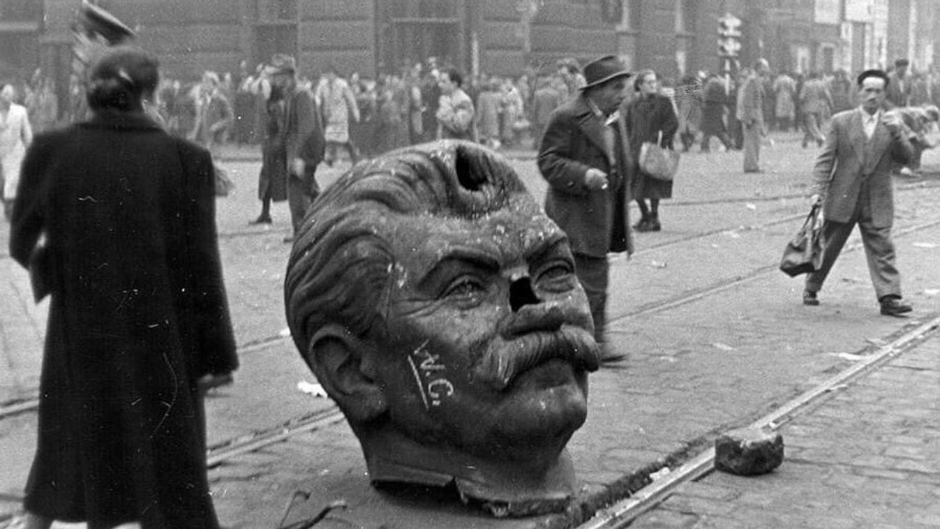 A lefejezett Sztálin-szobor az 1956-os magyar forradalom és szabadságharc során. (Forrás: Historic Vids / Twitter)