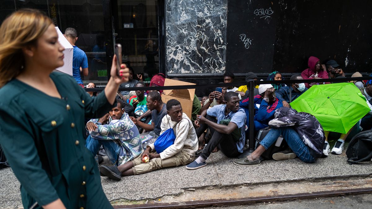 Már magánházakba telepítené a migránsokat az amerikai állam