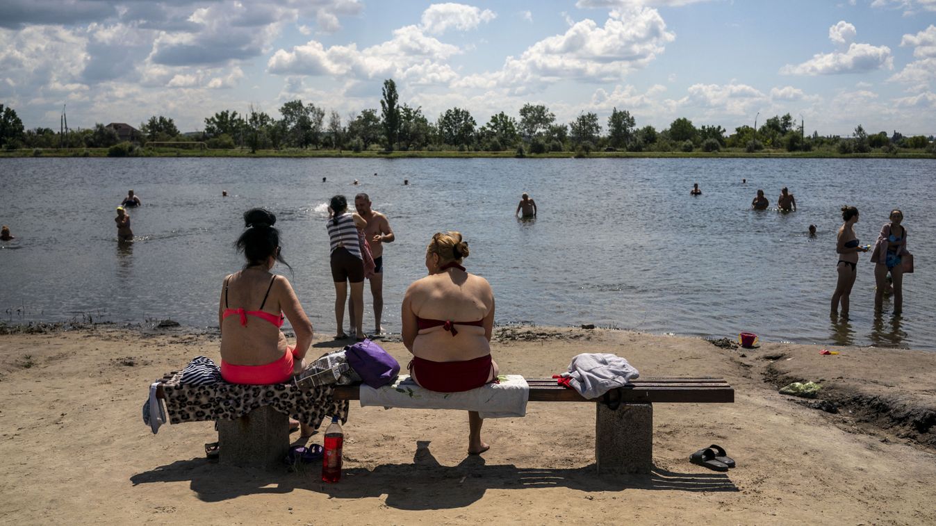 Ukrainians bask in hot weather in Sloviansk amid war