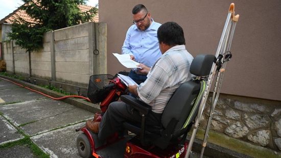 Azt kérik a miskolci polgármestertől, hogy saját luxusbuszát ajánlja fel a mozgássérülteknek