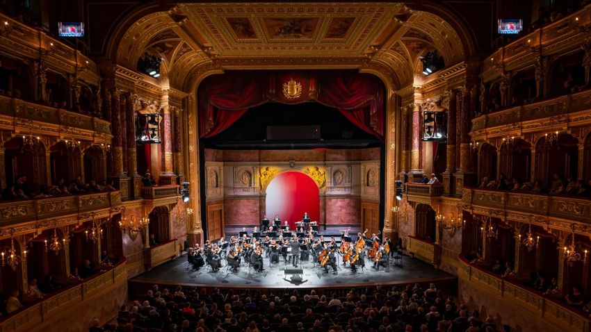 Orosz romantikus klasszikusok az Opera zenekarának nyitókoncertjén
