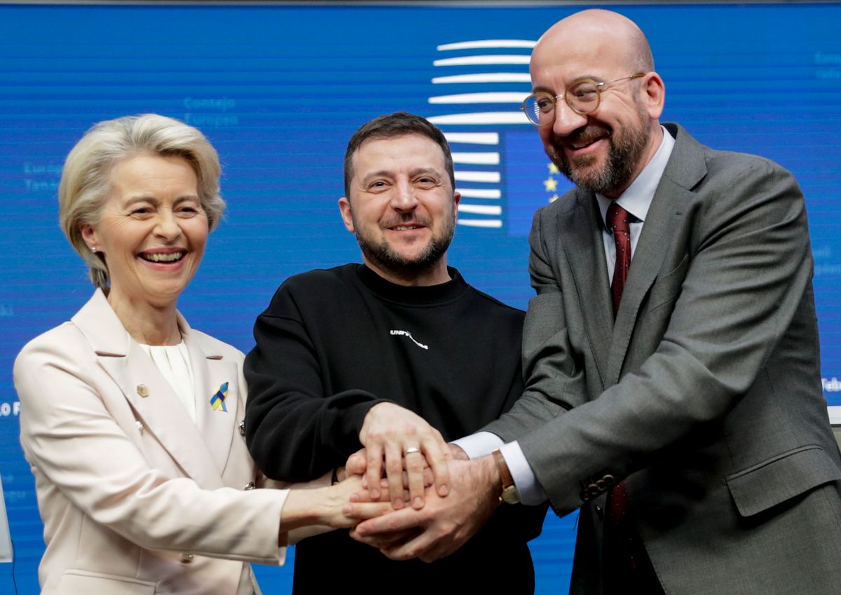 Ursula von der Leyen, az Európai Bizottság elnöke, Volodimir Zelenszkij ukrán elnök és Charles Michel, az Európai Tanács elnöke kezet fog Brüsszelben