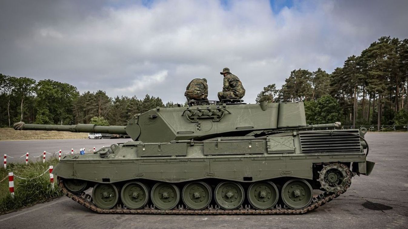 Dánia három múzeumtól vett kölcsön Leopard 1A5 harckocsikat, hogy gyorsabban megkezdhesse az ukrán katonák kiképzését. A múzeumokból származó tankok jobb állapotúnak bizonyultak, mint a raktárakban maradt mintegy száz eszköz. (Forrás: Ukrainian Front / Twitter)