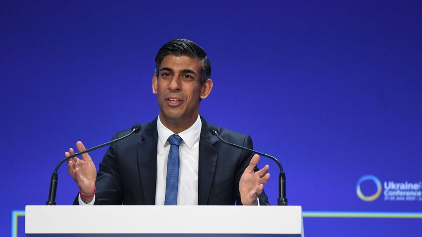 A transzlobbinak odaszúró brit miniszterelnök nagy tapsot kapott