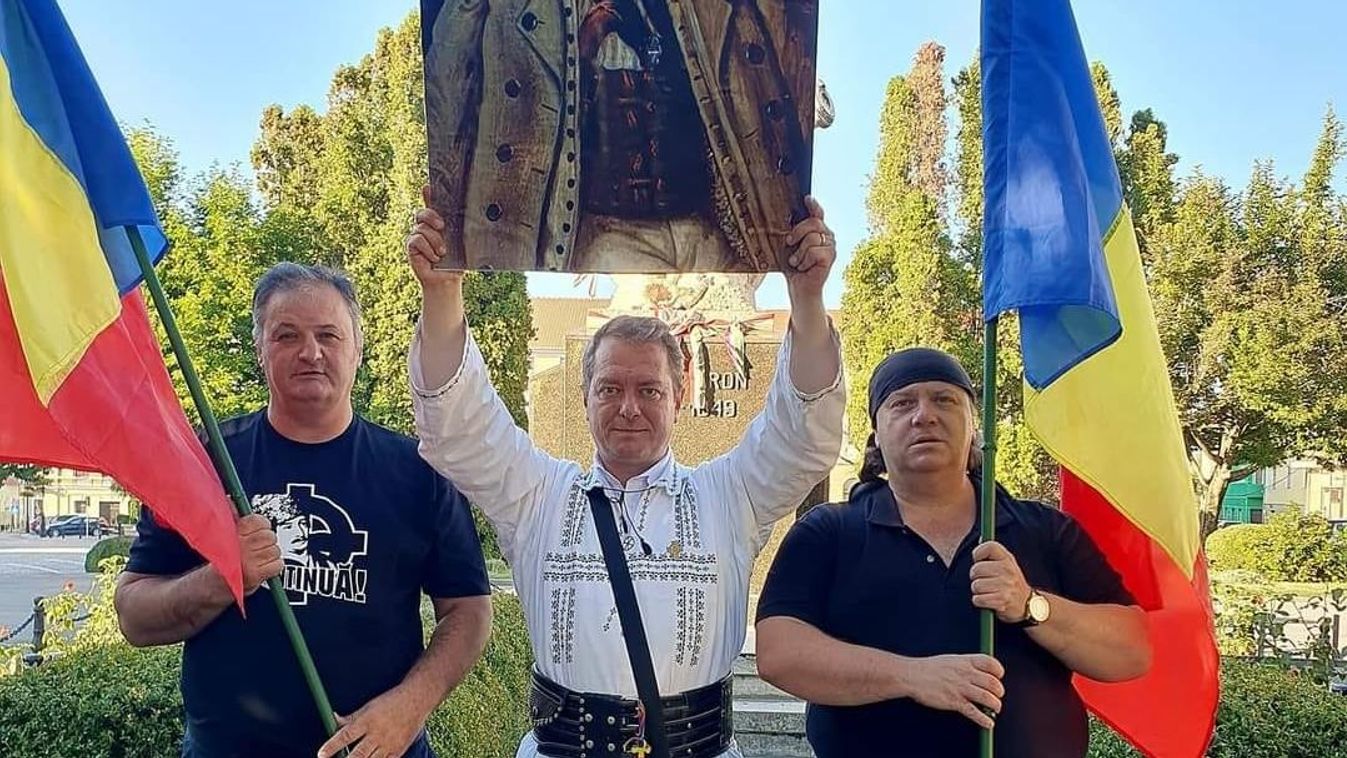 Mihai Tirnoveanu, a Nemzet Útja román nacionalista egyesület elnöke Gábor Áron szobrát takarja ki Kézdivásárhelyen 2023. szeptember 10-én (Fotó: Facebook/Mihai Tirnoveanu)