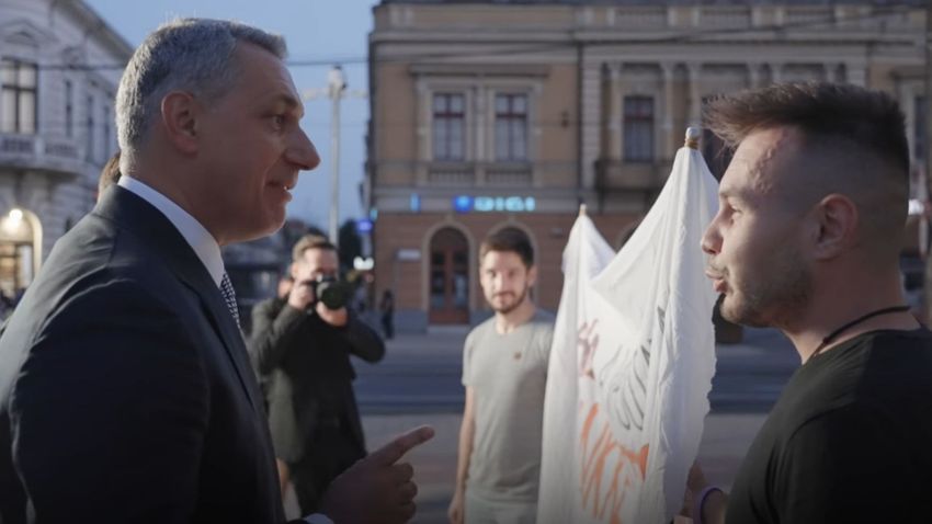 Lázár János debreceni Momentum-aktivistákkal beszélgetett + videó