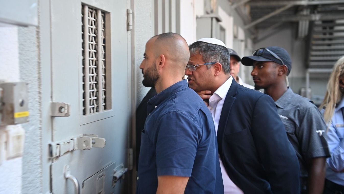 Itamár Bengvír izraeli belbiztonsági miniszter a Beér-Seva börtönbentesz látogatást, 2023.08.24-én. (Forrás: איתמר בן גביר / Itamar Ben-Gvir / Twitter)
