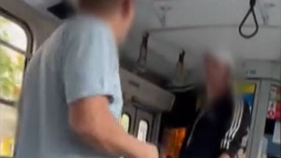 Ütötték-rúgták egymást az utasok az 1-es villamoson + videó