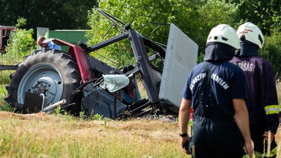 Felborult egy traktor a Dunántúlon, meghalt a vezetője