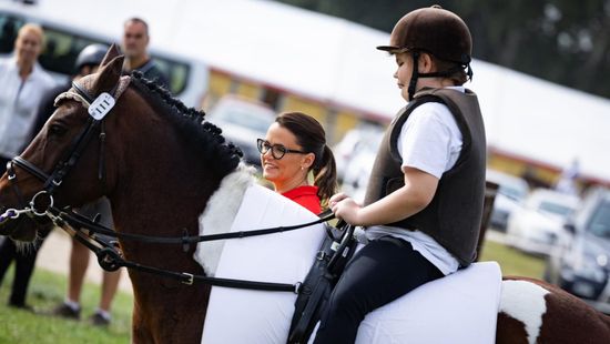 Novák Katalin gyerekek lovasterápiás versenyén vett részt