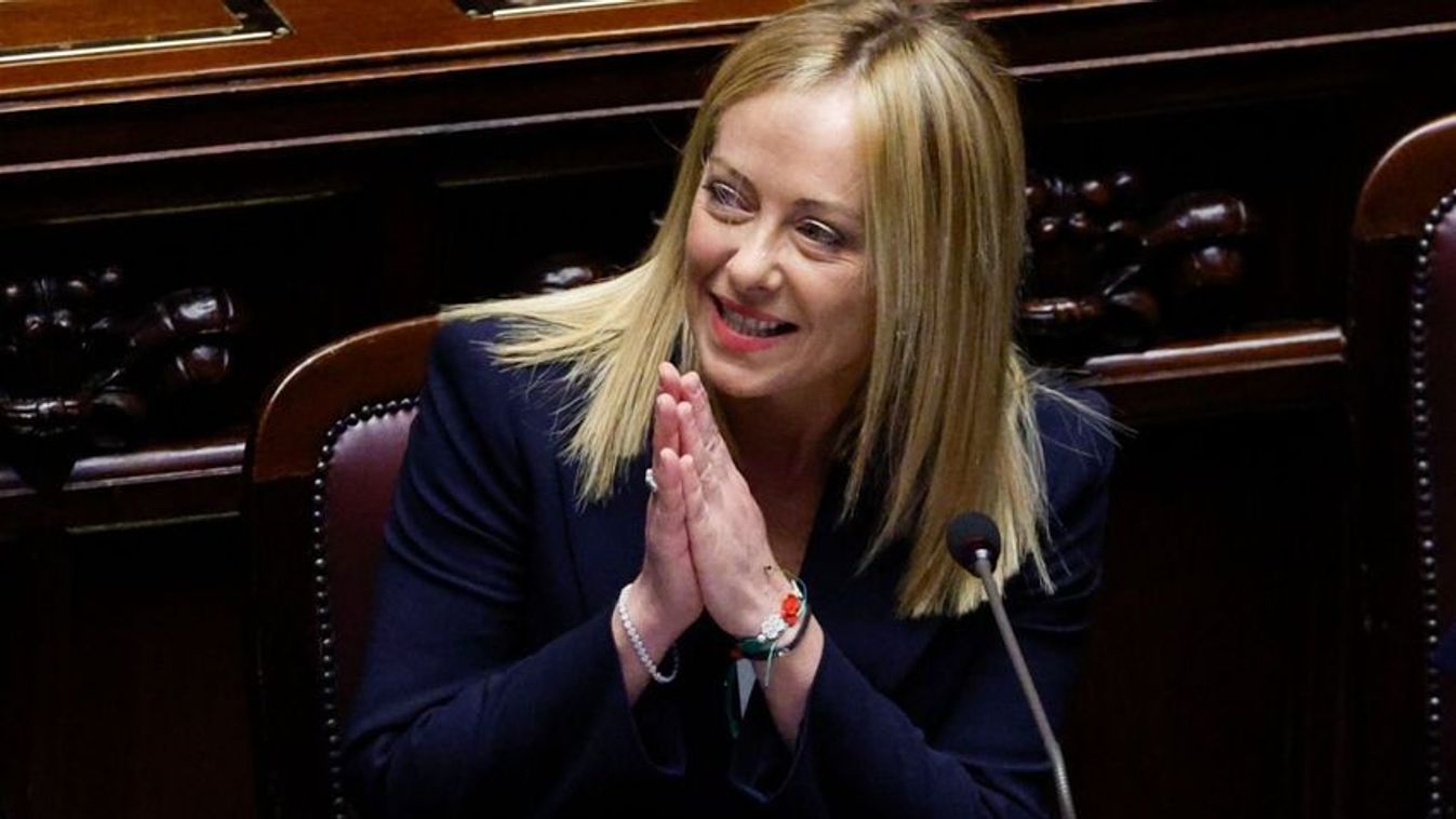Borítókép: Giorgia Meloni új olasz miniszterelnök, az Olasz Testvérek (FdI) párt vezetője a kormányáról tartott bizalmi szavazás előtt a római parlament alsóházában 2022. október 25-én (Fotó: MTI/EPA-ANSA/Fabio Frustaci)