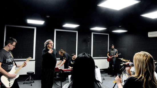 Támadások kereszttüzében a Máté Péter-díjas basszusgitáros-zeneszerző