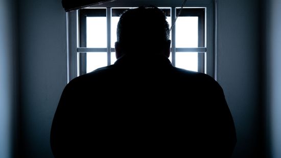 Majdnem halálra vertek egy rabot, őrizetbe vették az őröket