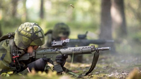 Elbukott a hagyományos toborzás, sorkatonai szolgálathoz folyamodnak Európa-szerte