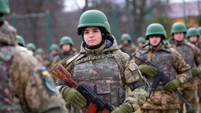 Nőket és betegeket visz Kijev a háborúba