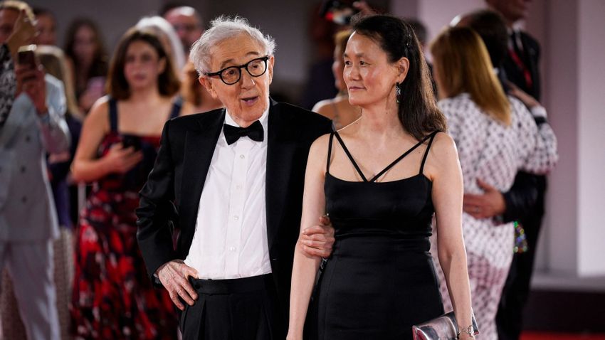 Tüntetők várták Woody Allent Velencében, de a közönség vastapssal ünnepelte a filmjét