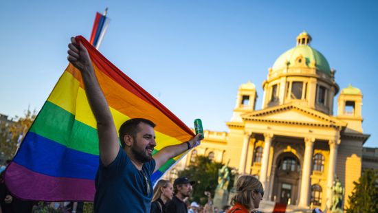 Vucsics nem tette ki a szivárványos zászlót