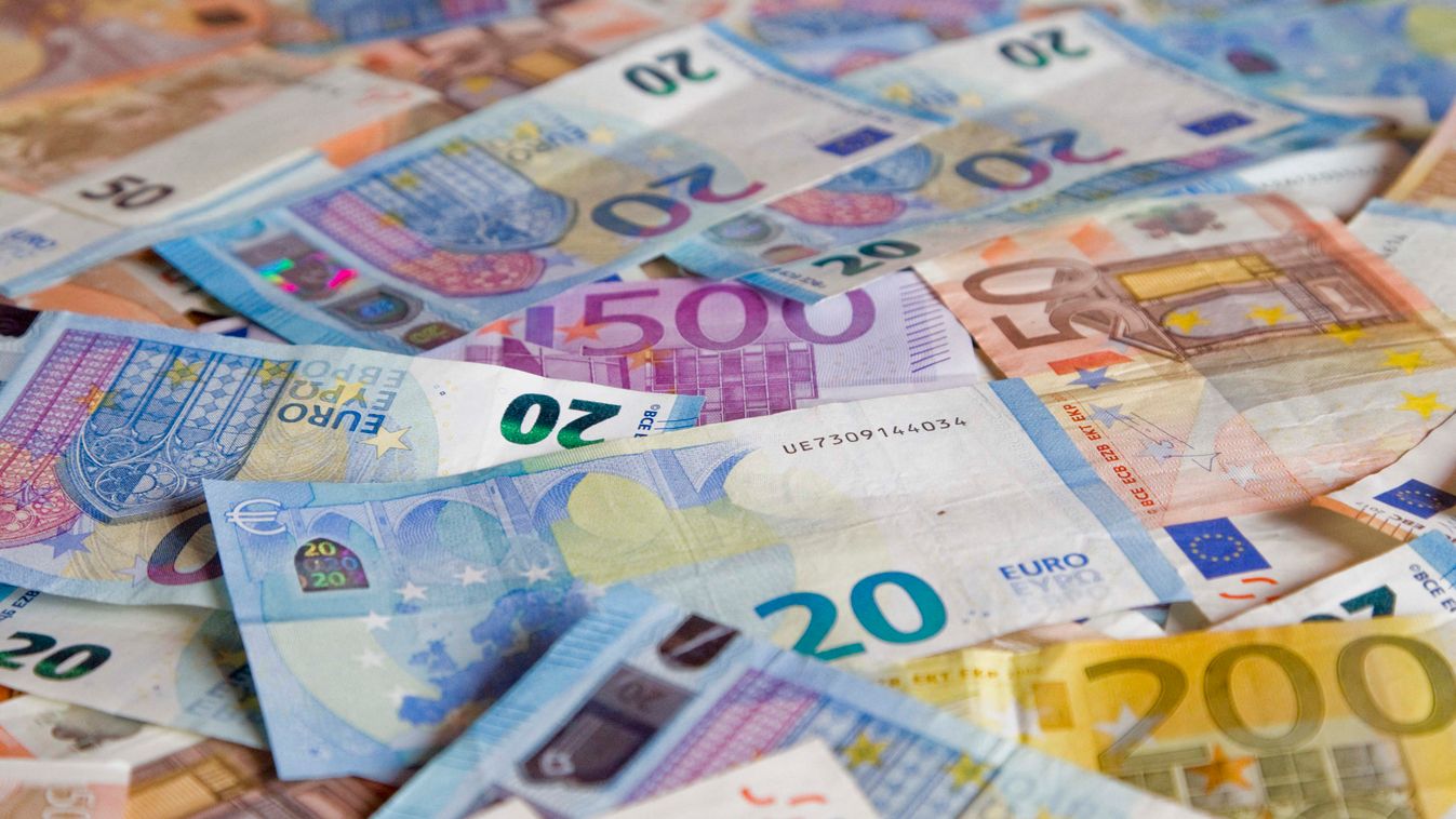 Euró
FRANCE - HAUTES ALPES - BRIANCON - BANKNOTES AND EURO COINS ILLUSTRATION - ILLUSTRATION BILLETS ET PIECES D EUROS