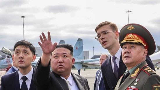 Alaposan szemügyre vette az orosz nukleáris bombázókat Kim Dzsong Un + videó