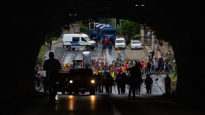 Több volt a rendőr a pécsi Pride-on, mint a résztvevők, szürkeségbe fulladt az esemény + videó, galéria