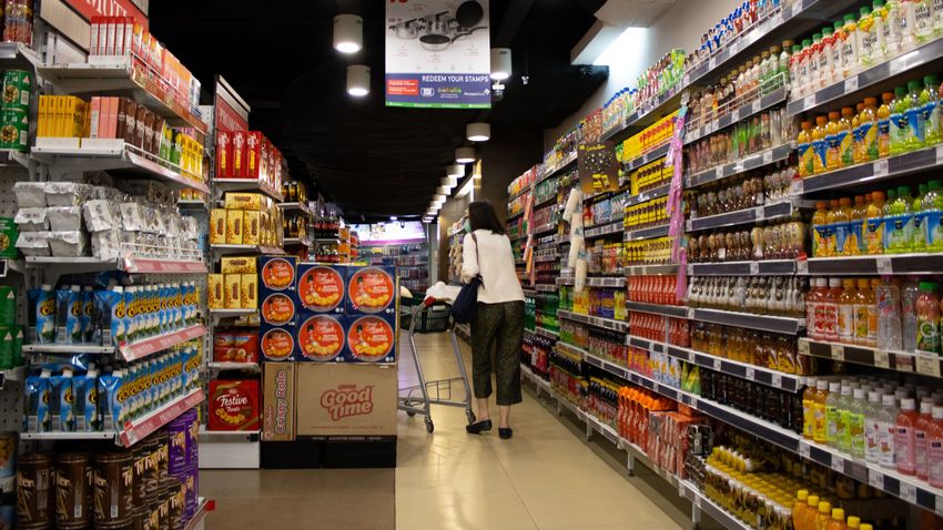 Így lesznek egyre kisebbek a népszerű élelmiszerek, miközben az árak is emelkednek + videó