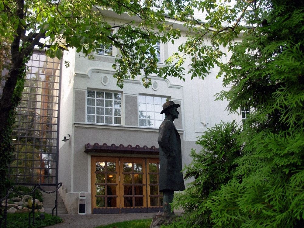 A Bartók Emlékház, kertjében a zeneszerző szobrával 
