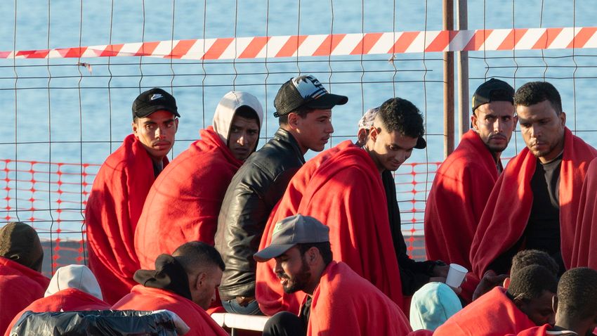 Feltartóztathatatlan a migránsáradat Lampedusa szigetén