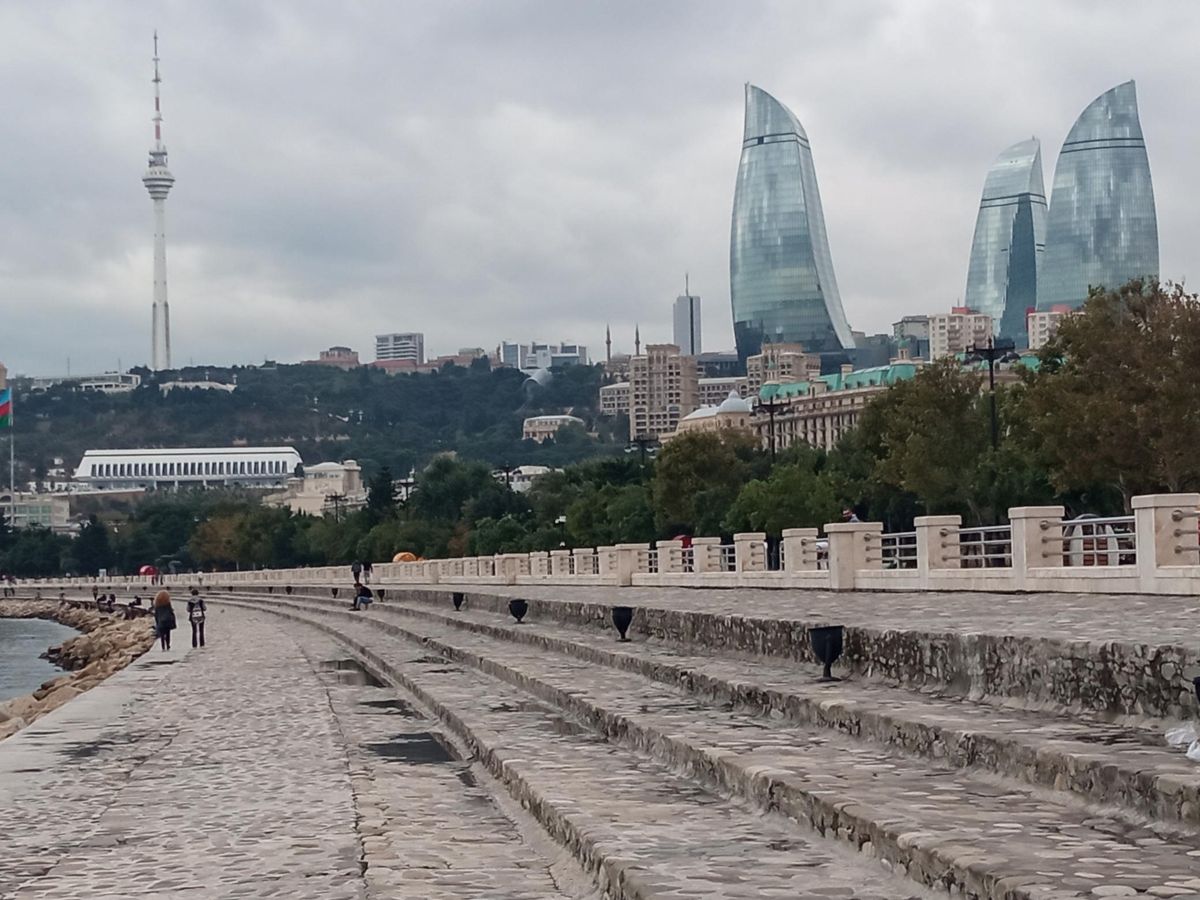 Baku
Irodaházak az azeri zászló szomszédságában