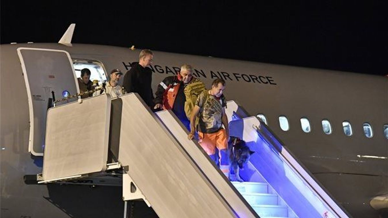 Hazatértek a magyar mentőcsapatok Líbiából
