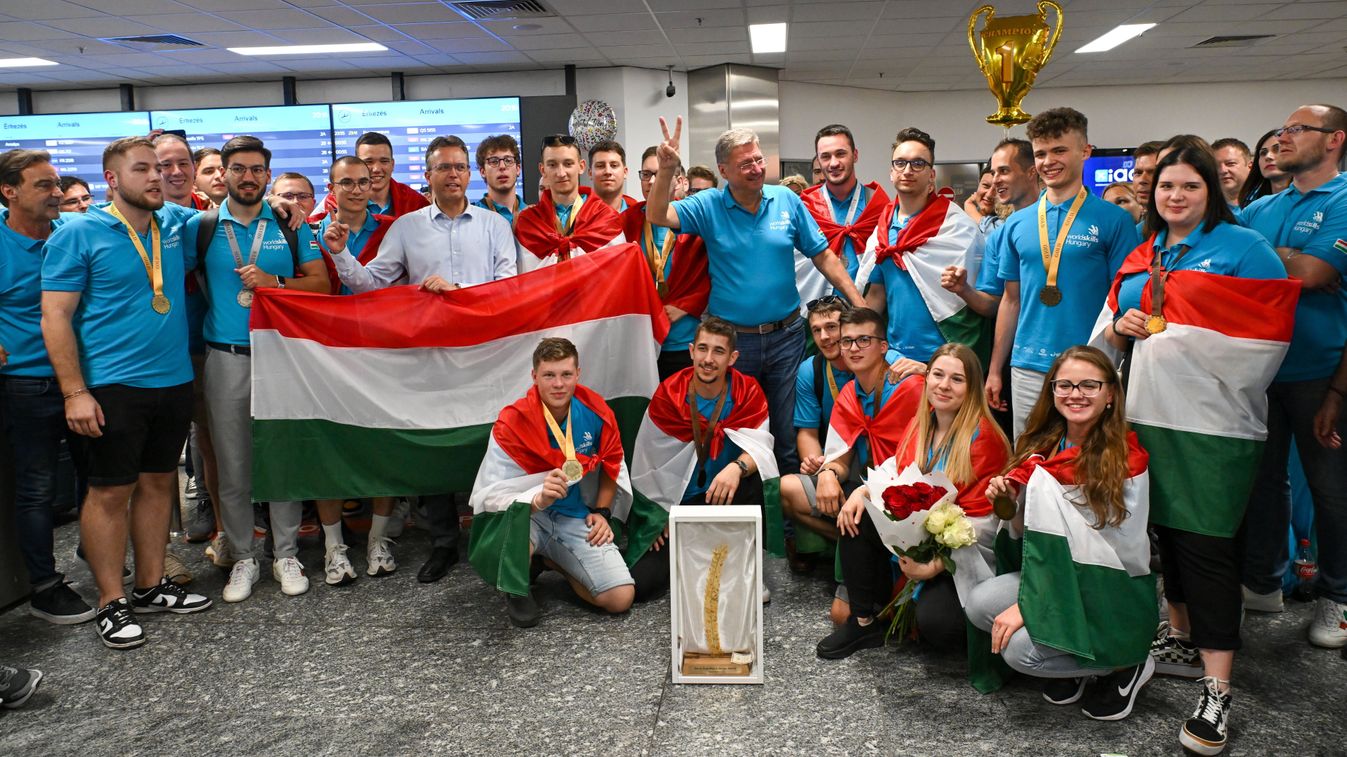 PARRAGH László

Hazaérkeztek az Európa-bajnokok a EuroSkills versenyről (Fotó: MTI/Illyés Tibor)
