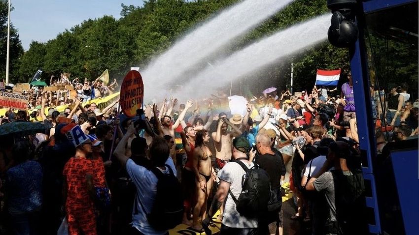 Káosz a klímatüntetésen – közel háromezer aktivistát vett őrizetbe a holland rendőrség + videó