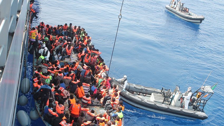 Borítókép: migránsokat mentő civil hajó a Földközi-tengeren (Forrás: Wikipédia). Meloni